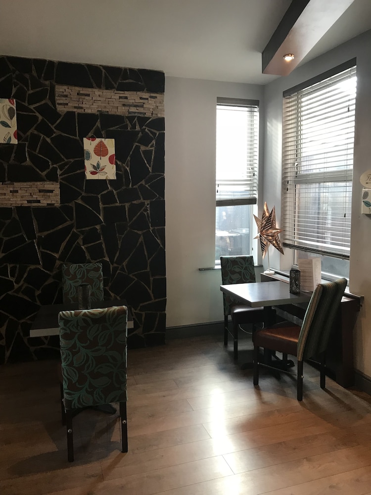 Bennetts Hotel 32/50