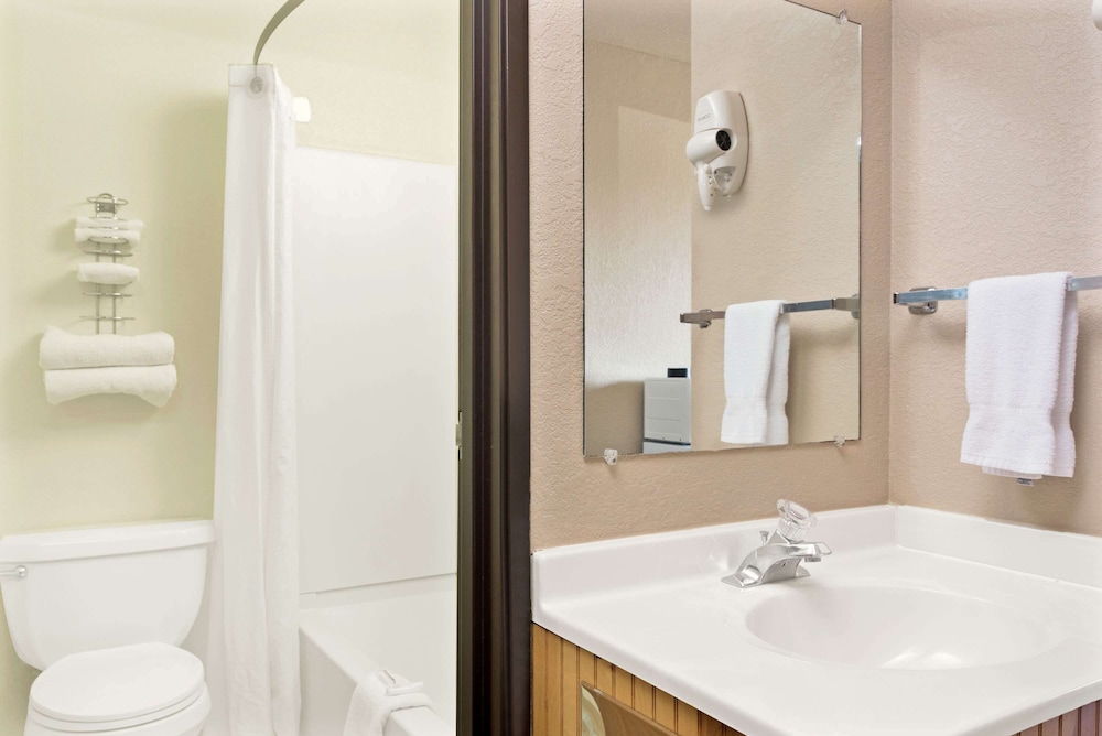 Super 8 By Wyndham Spokane/West 22/23