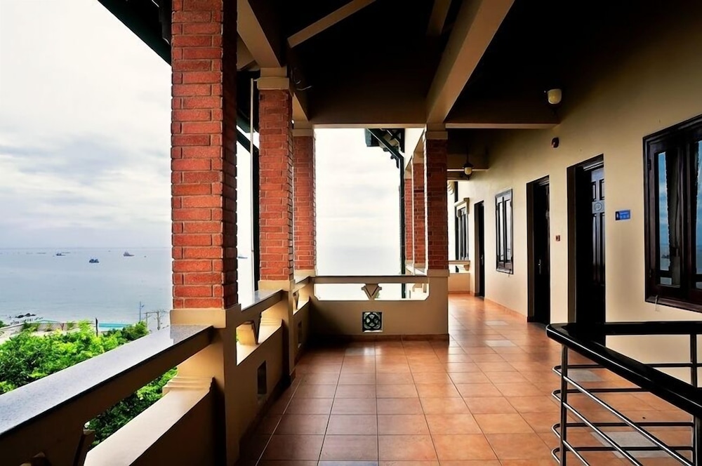 Beachfront Hotel 6/57