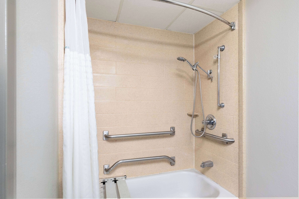 غرفة بسرير كينج لذوي الإعاقة، Days Inn By Wyndham Clarksville North 6/6