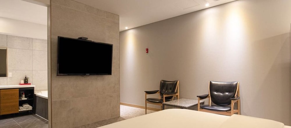 Suwon Station Myeongjak Hotel 38/57