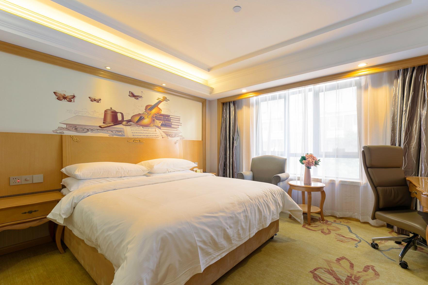 Business, Queen Bed