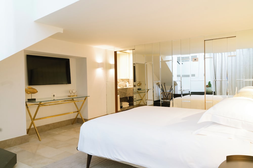 SUITE, SEA VIEW, WITH POOL