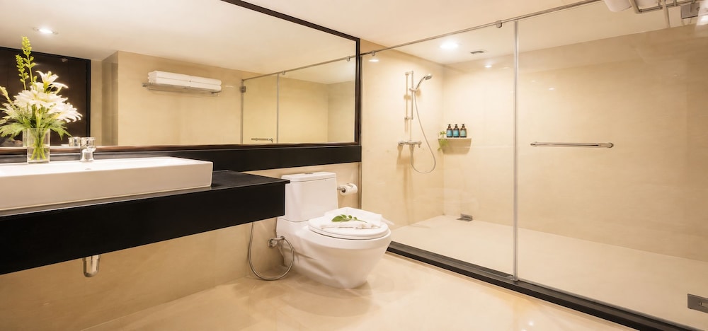 2 Bedrooms, Presidential, Suite, 3 Queen Beds, City View, 2 Bathrooms, Indra Regent Hotel 6/7