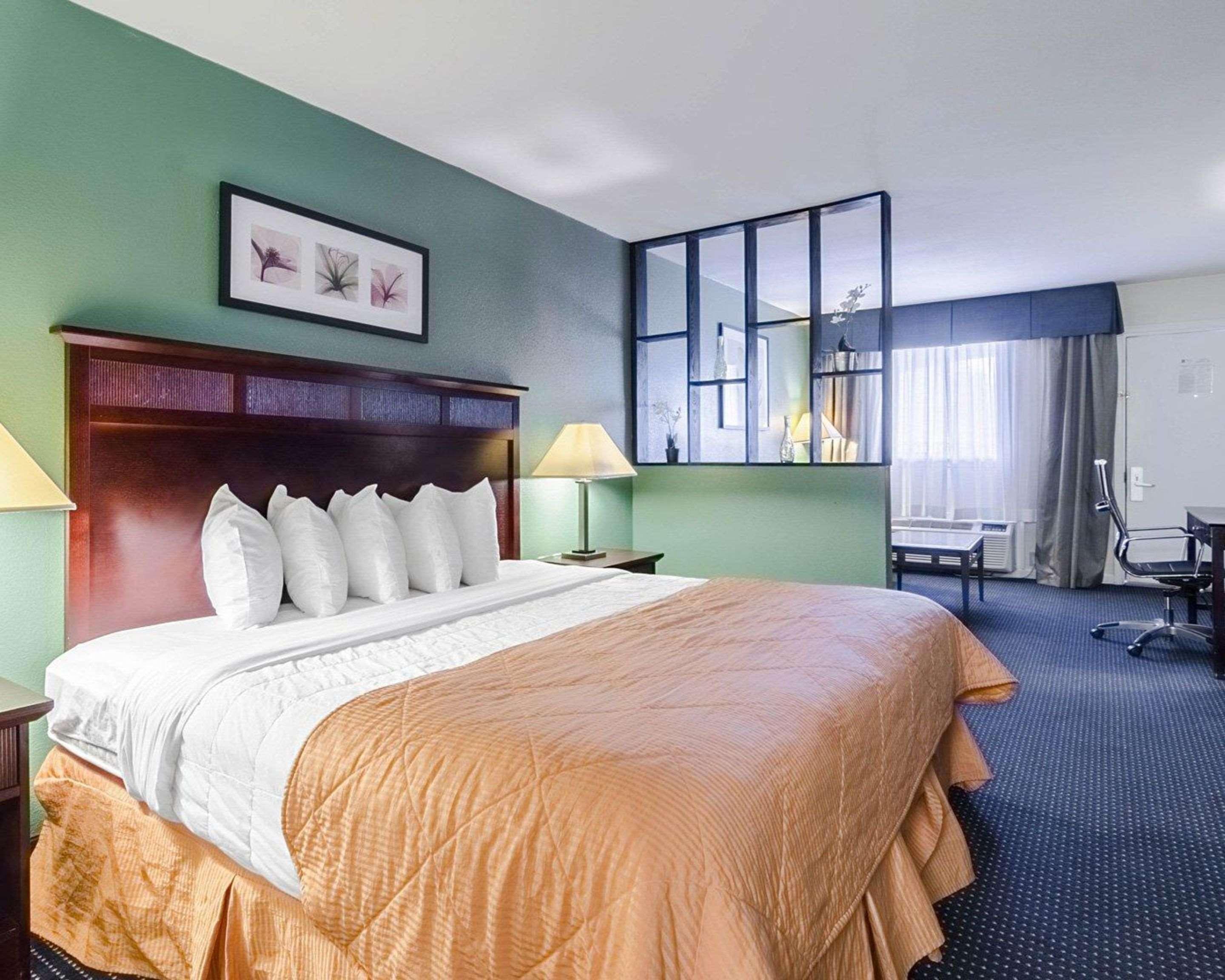 SUITE, KING BED