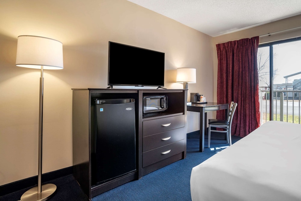 Econo Lodge Inn and Suites Resort Rehoboth Beach 28/42