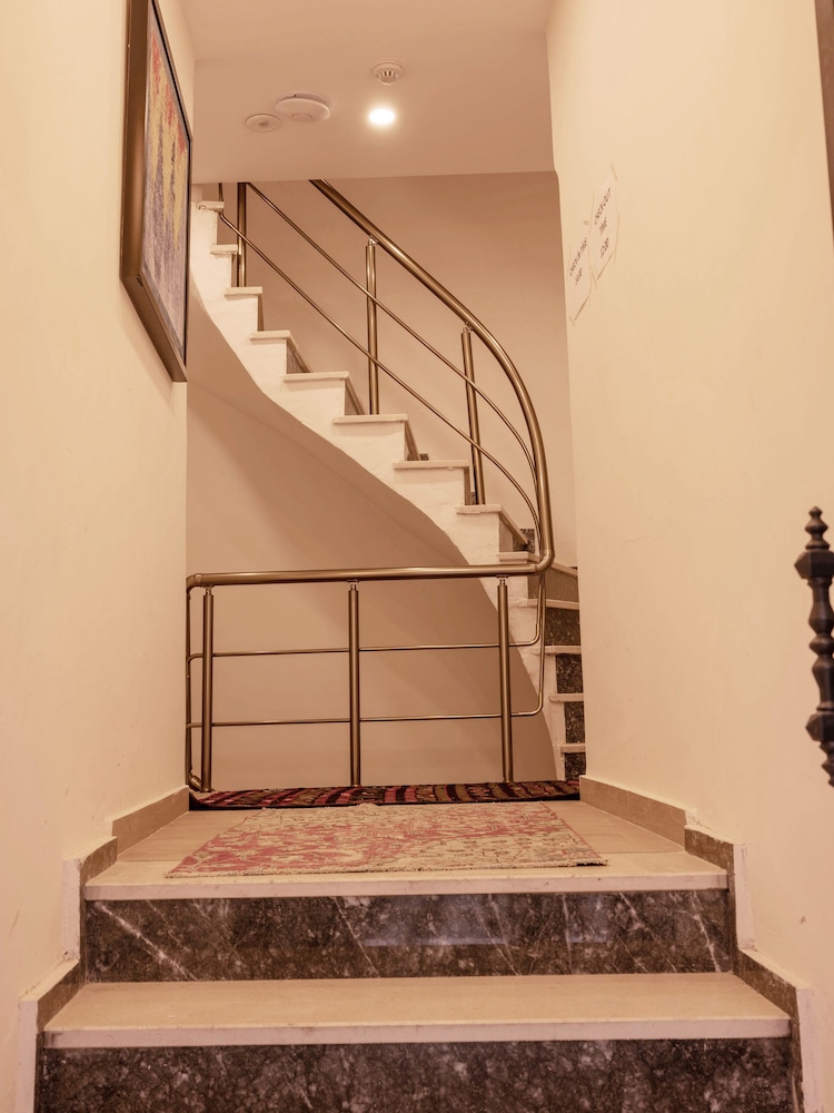 Lola Hotel 2/44