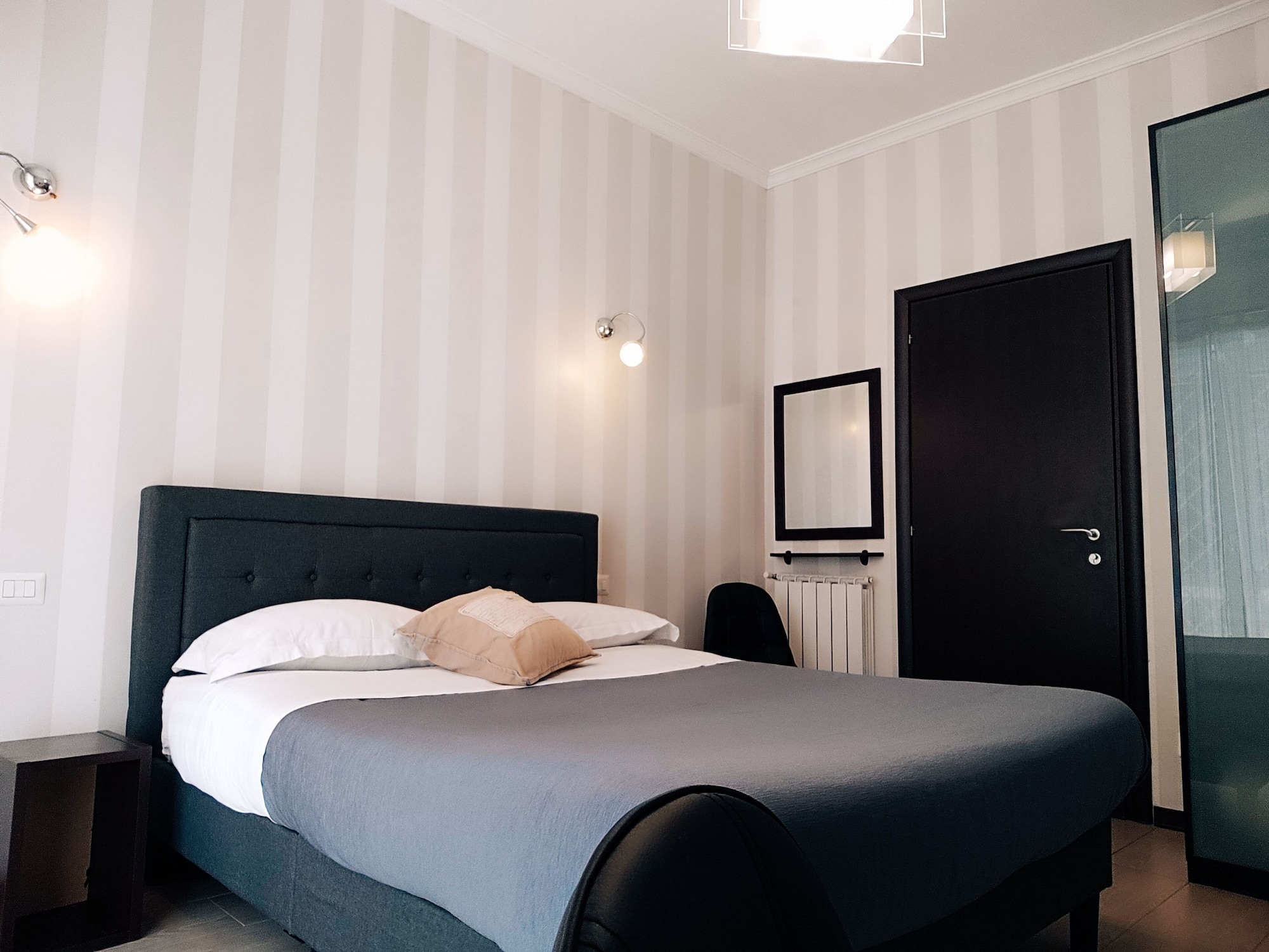STANDARD, QUEEN BED
