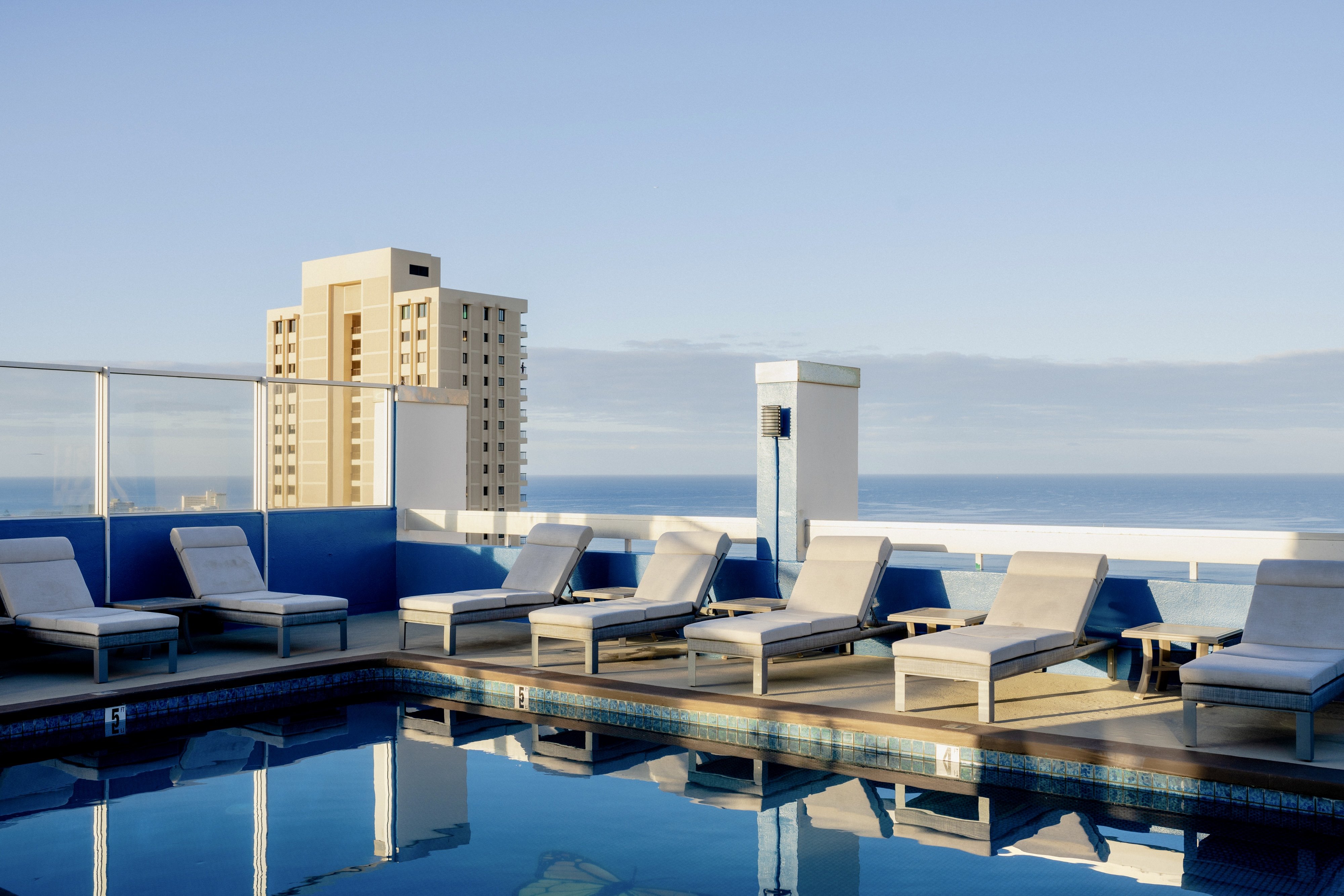Pacific Monarch Hotel 70/73