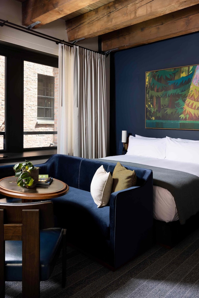 NOBLE, STUDIO, KING BED