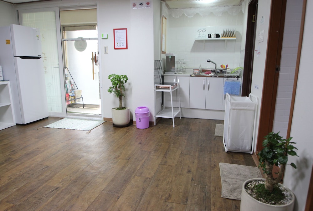 Jeong House 6/63