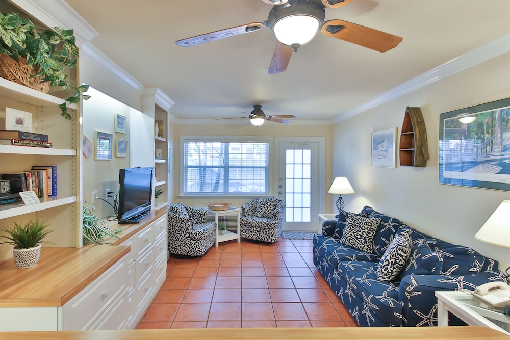 Tortuga Inn Beach Resort 36/76