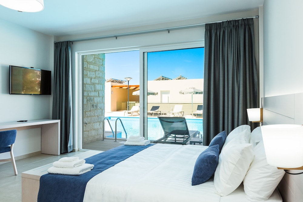 Studio, Queen Bed, Sofa, Pool Access, Ground Floor