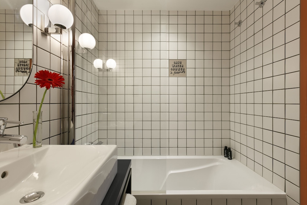 Superior, Queen Bed, Citadines City Centre Grenoble 9/10
