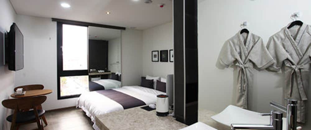S Hotel 7/44