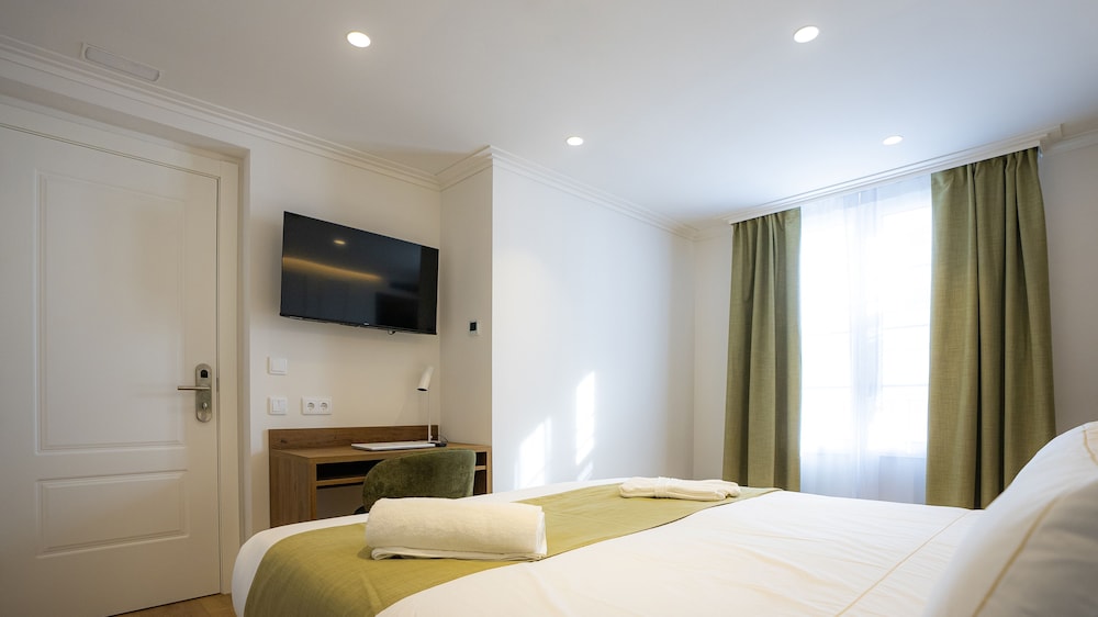 DELUXE, QUEEN BED, CITY VIEW, BALCONY