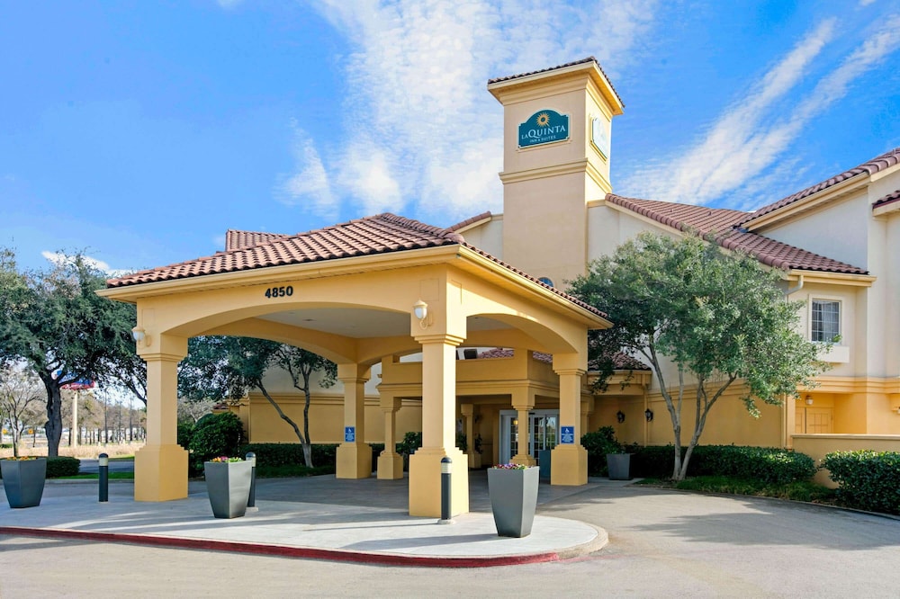 La Quinta Inn & Suites by Wyndham Dallas DFW Airport North 5/55