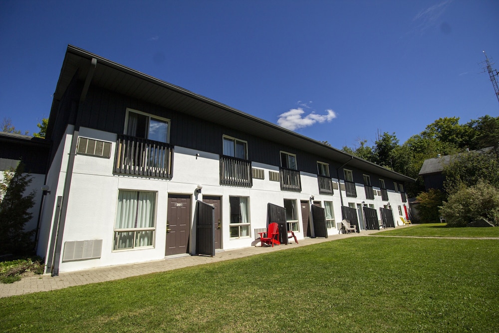 Jolly Roger Inn & Resort 3/50