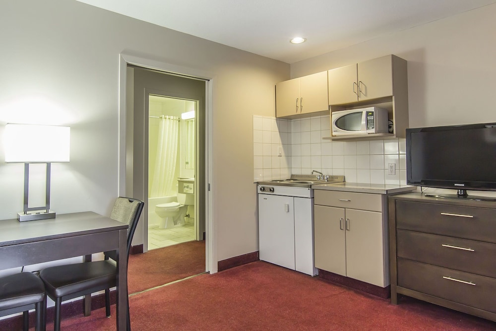 Econo Lodge Inn and Suites Lethbridge - Henderson Lake 18/29