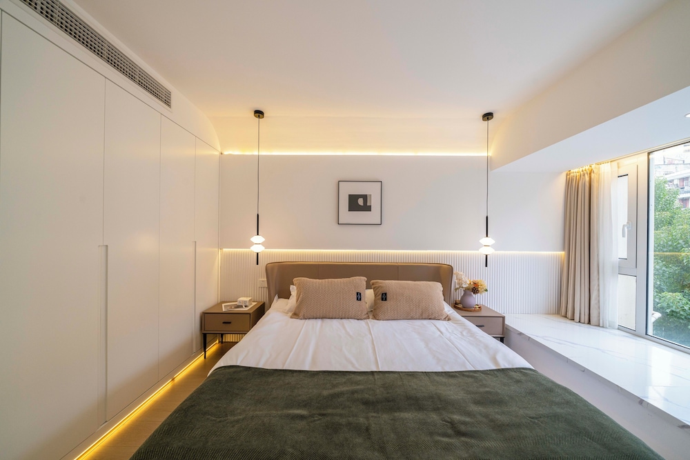 Senior, Apartment, 1 Queen and 1 Double Bed، Book and Bed-People's Square 2/10