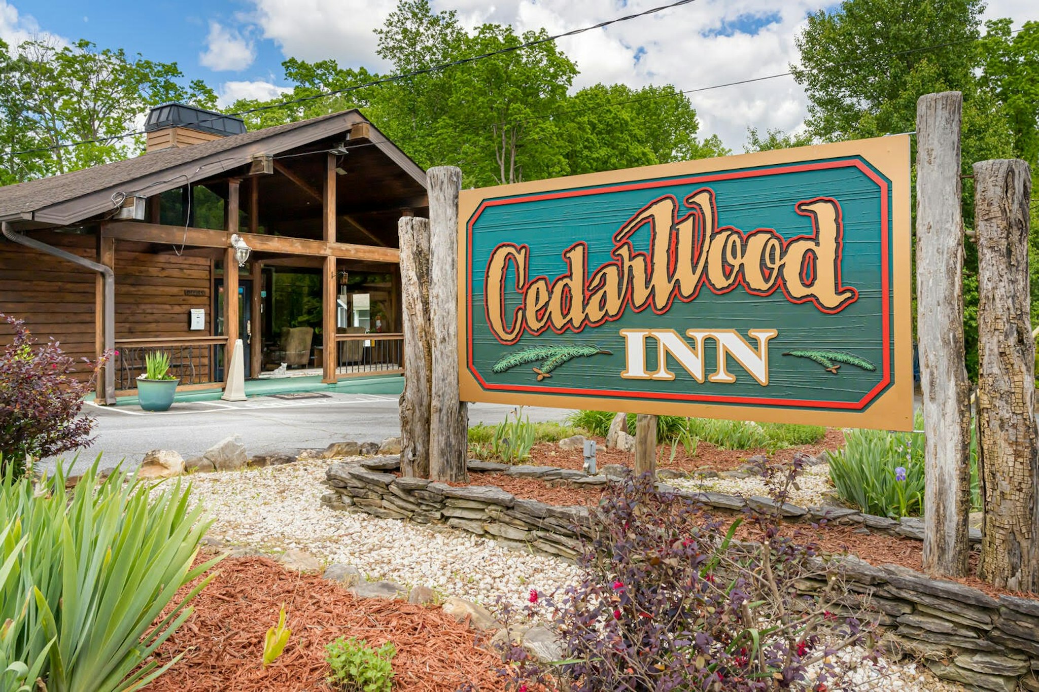 CedarWood Inn 15/17