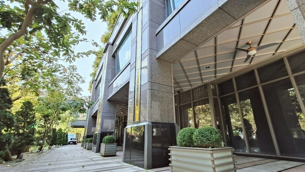 S Aura Hotel 6/50