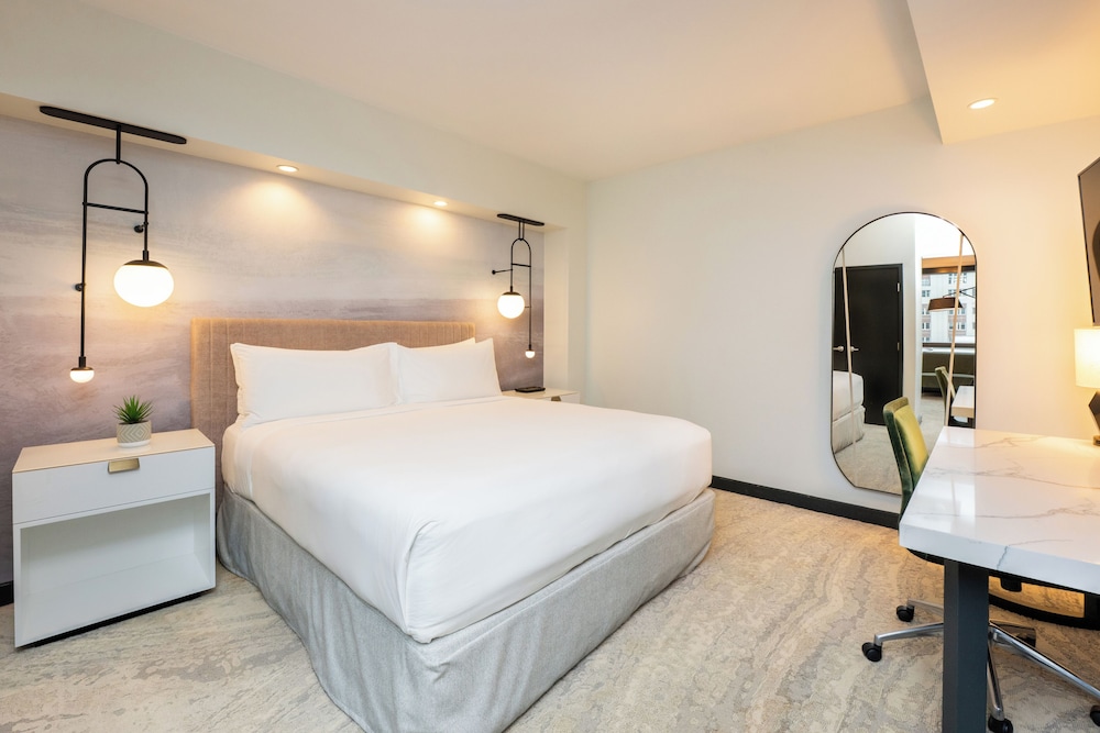 غرفة بسرير كينج وسرير كوين، Hotel 1000 Seattle 4/7