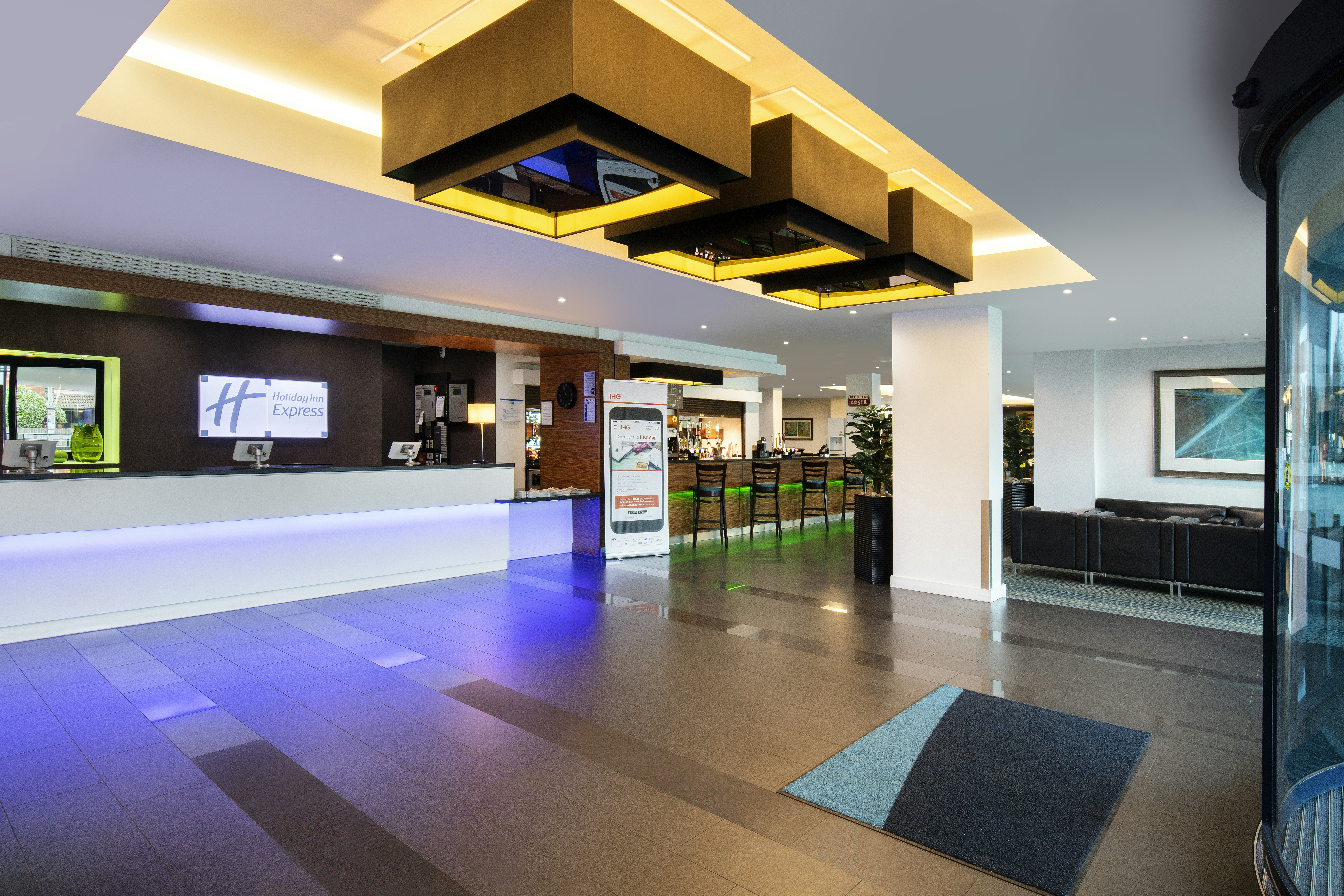 Holiday Inn Express London Heathrow T5 14/70