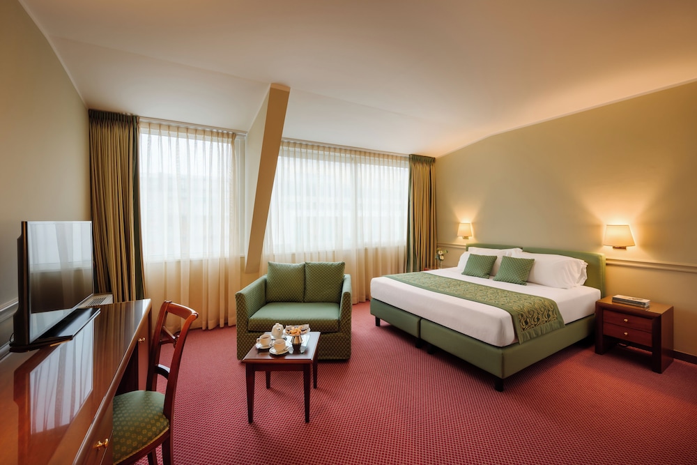 ROOM, DOUBLE OR TWIN BED