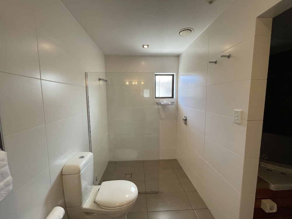 Bentleys Motor Inn 44/50