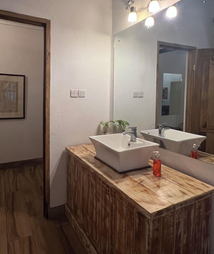 Mount Meru Game Lodge 50/50