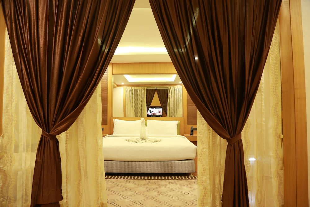 Hotel Himalayaa 12/25