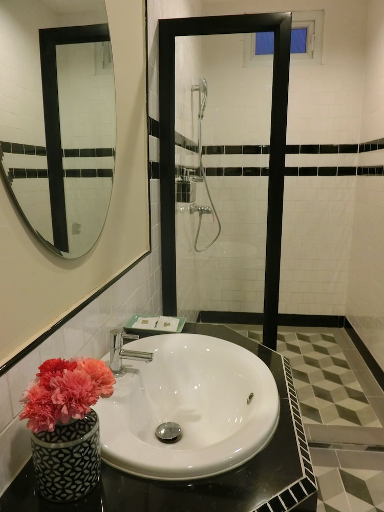 Bloom Boutique Hotel And Cafe 32/34