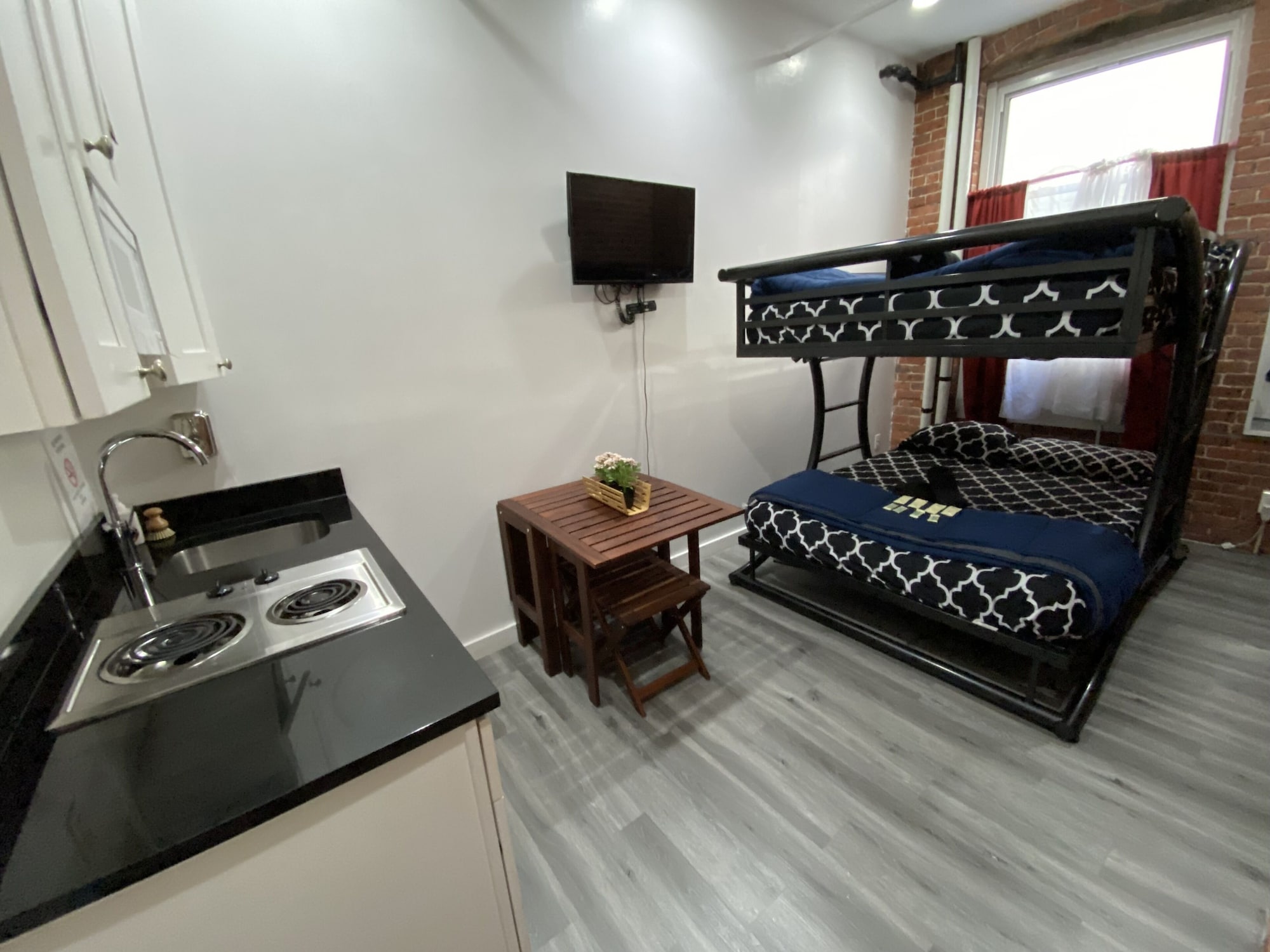 PRIVATE, APARTMENT, SHARED BATHROOM