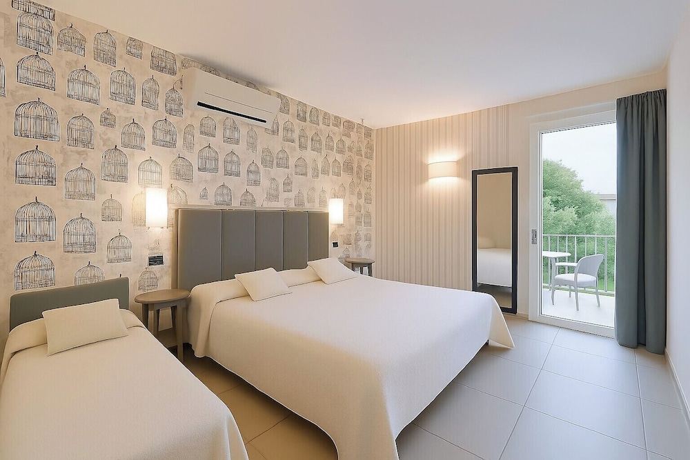 ROOM, QUADRUPLE
