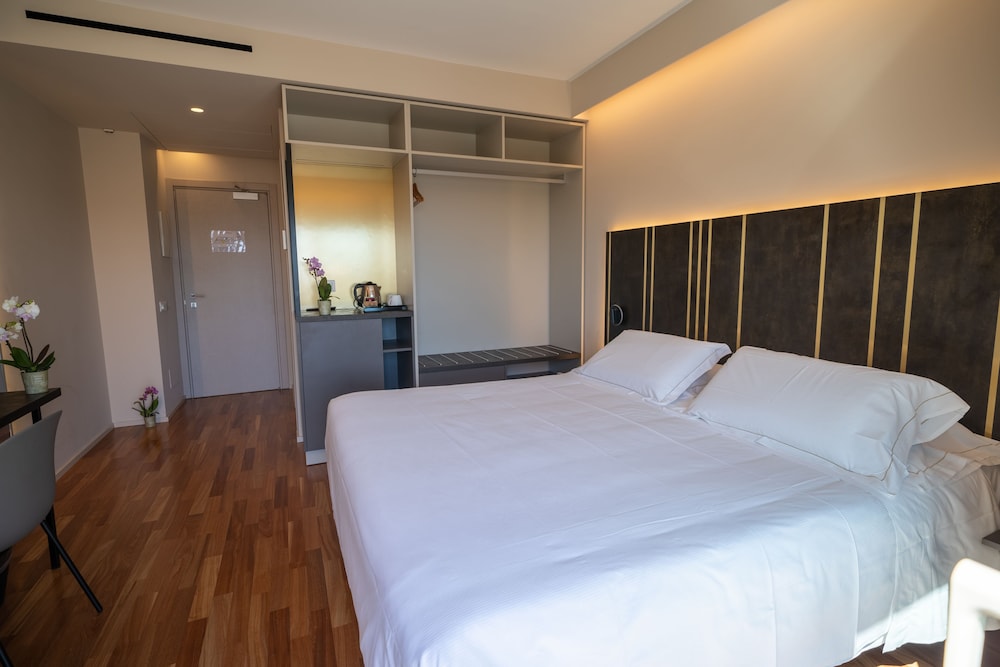 SUPERIOR, DOUBLE OR TWIN BED