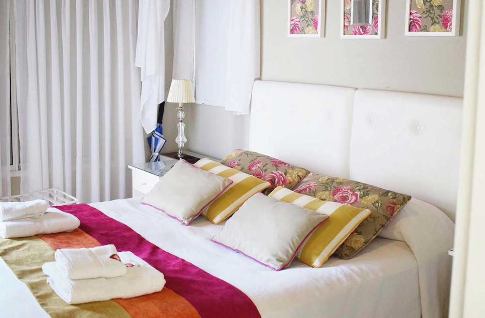 Suite, 1 Queen and 1 Single Bed, Jetted Tub