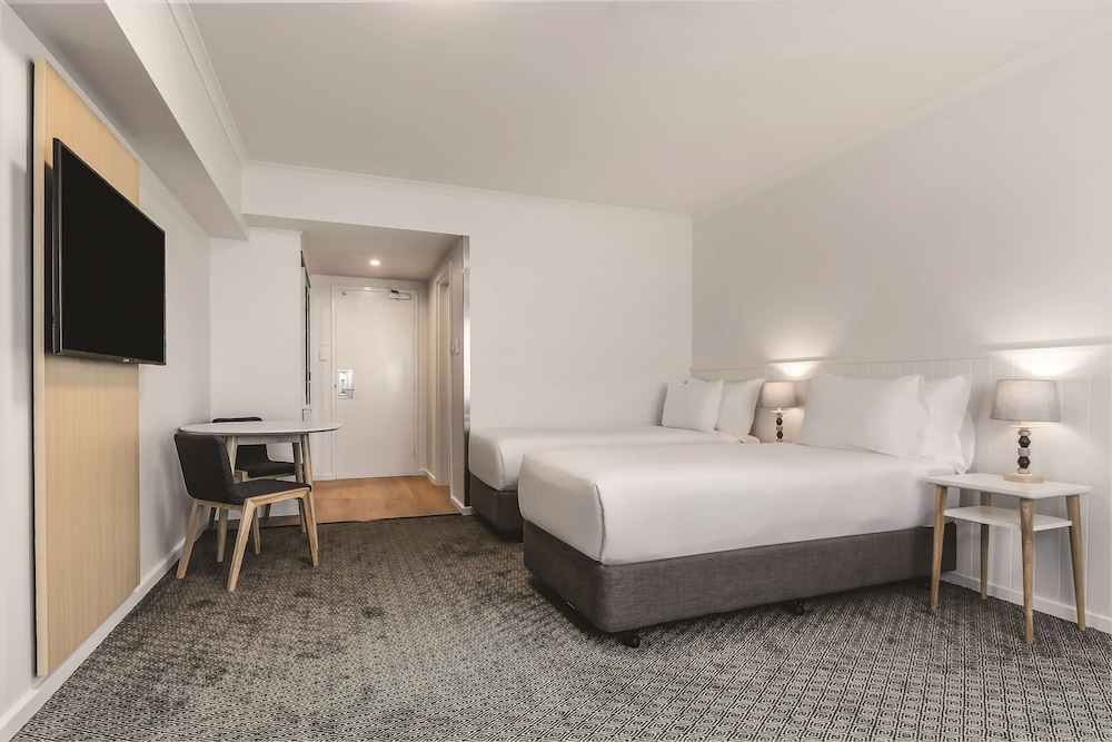Green, Economy, 2 Queen Beds