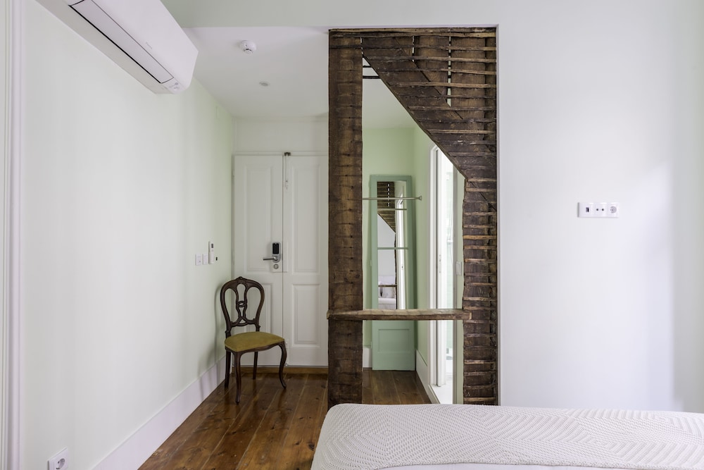 1898 Home and Suites 27/50