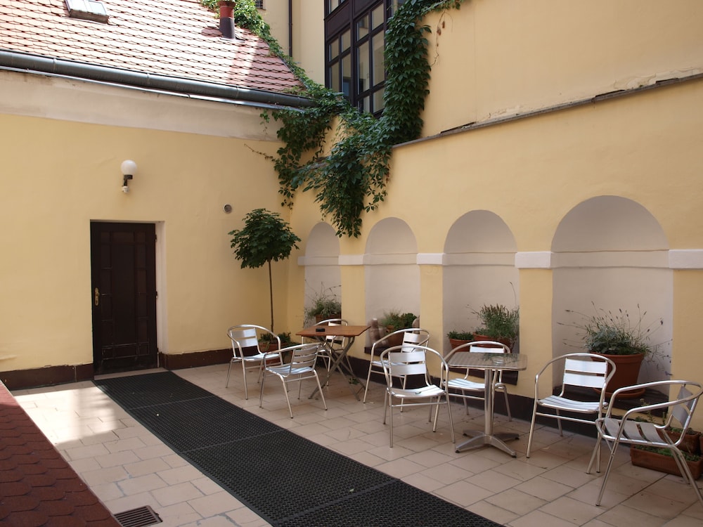 King George Hotel 27/34