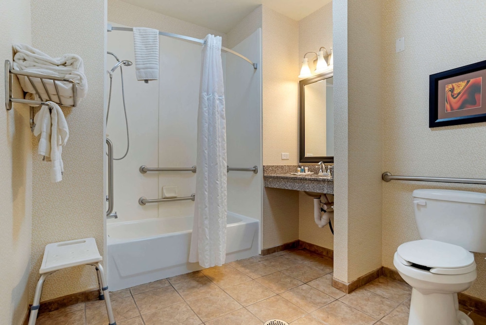 Comfort Suites Alexandria North 18/36