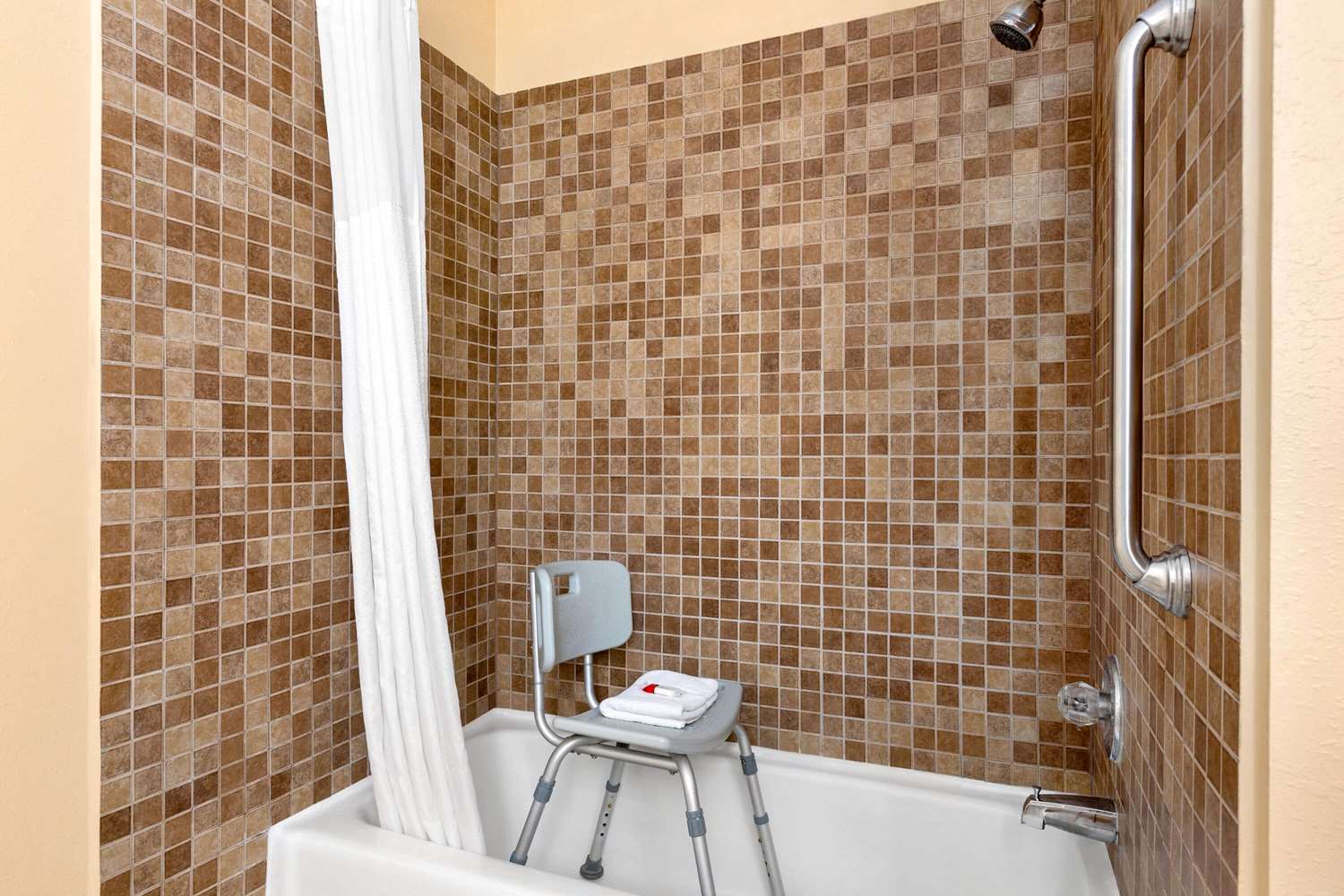 Howard Johnson By Wyndham Waterloo/Cedar Falls 25/25