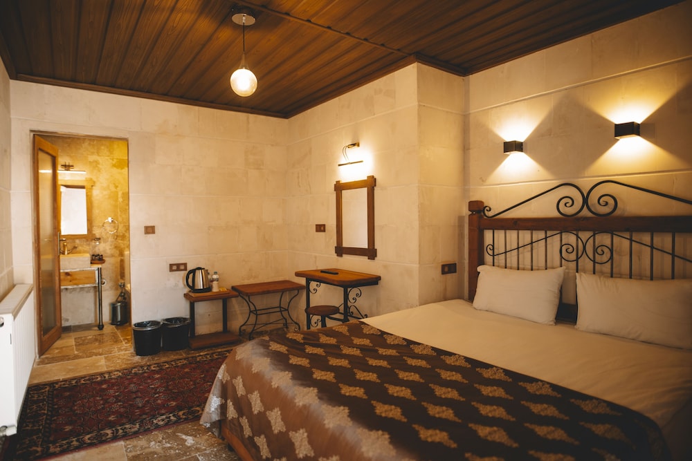 Cavusin Cave House 25/50