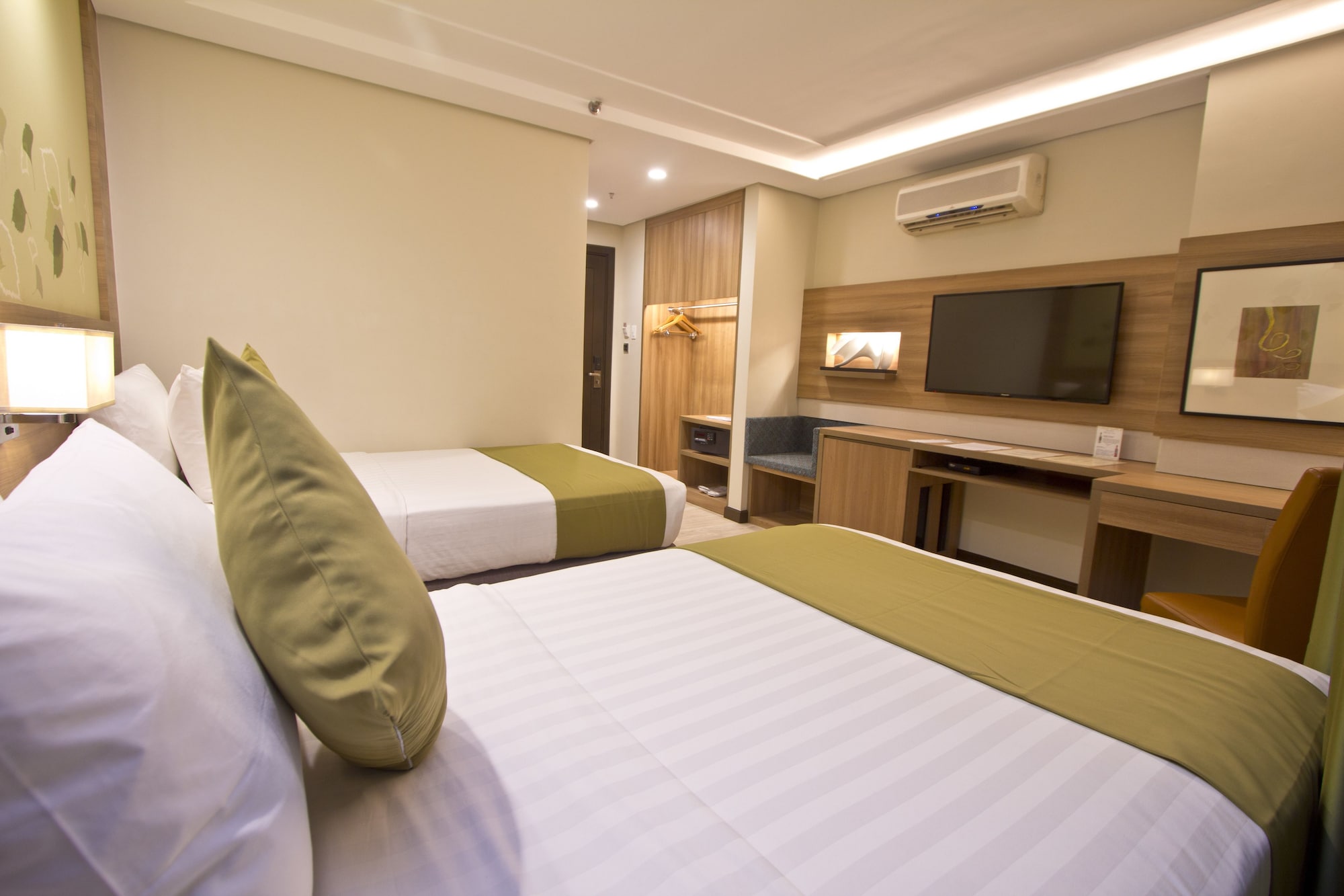 غرفة ديلوكس بسريرين منفصلين، Crown Regency Hotel Makati 2/2