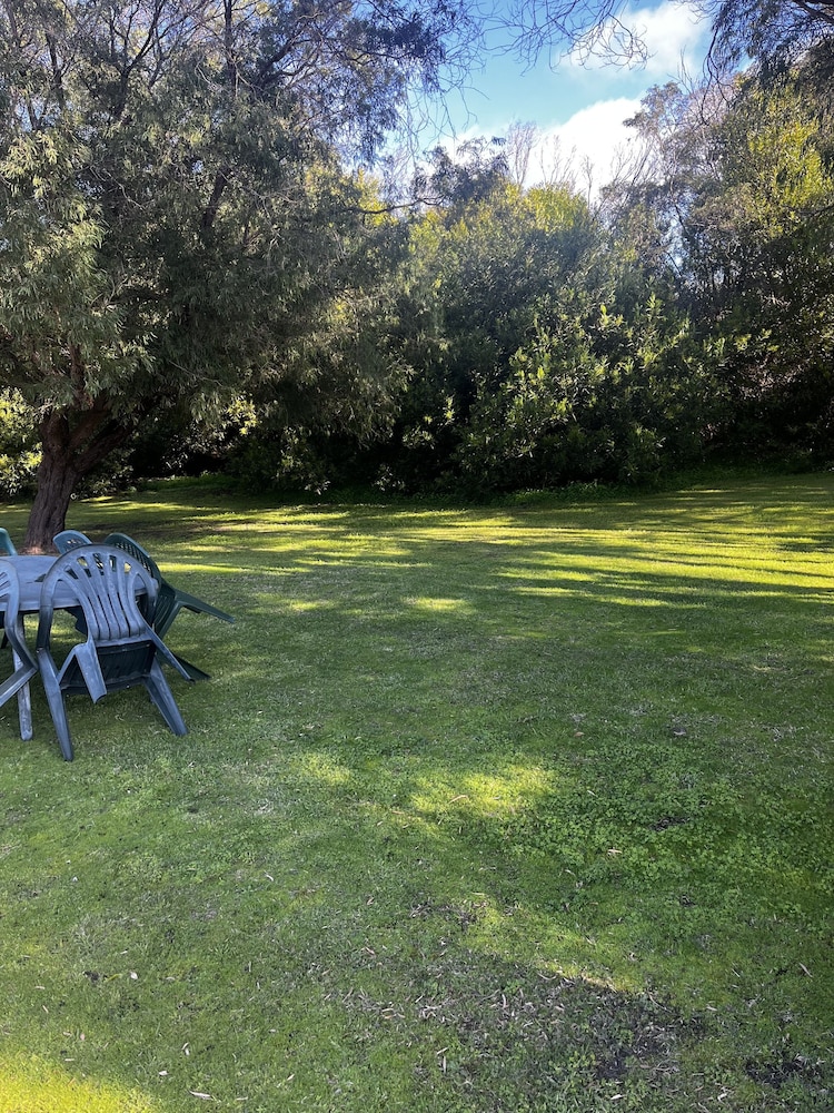 Emu Point Motel 64/70