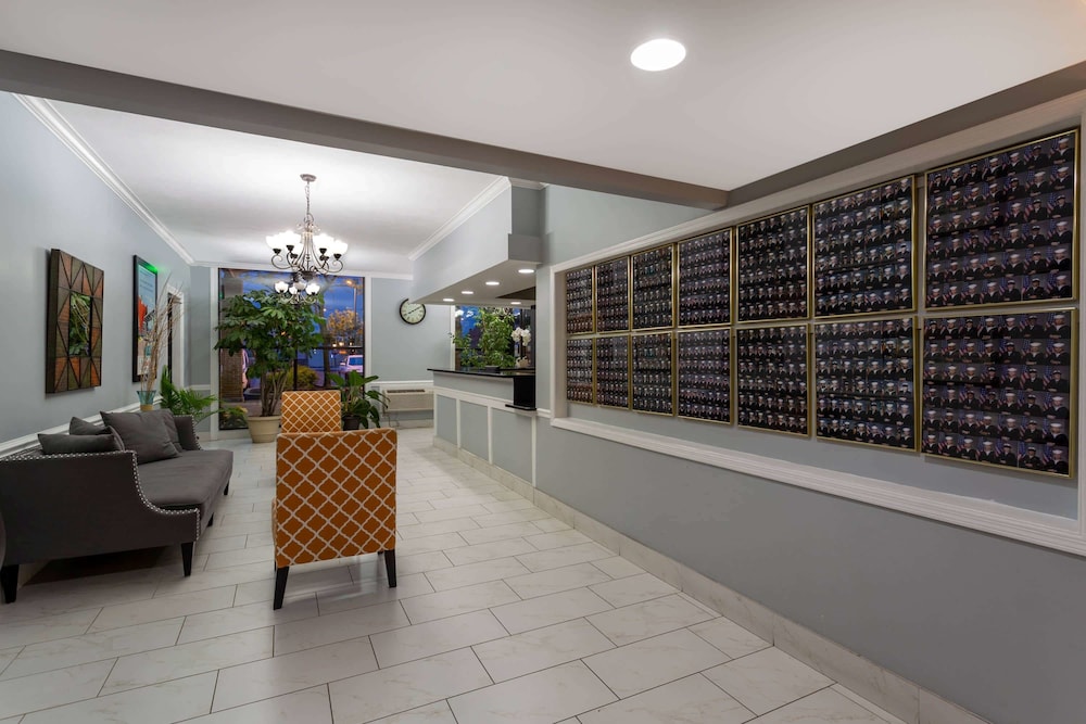Howard Johnson By Wyndham Waukegan Great Lakes 4/23