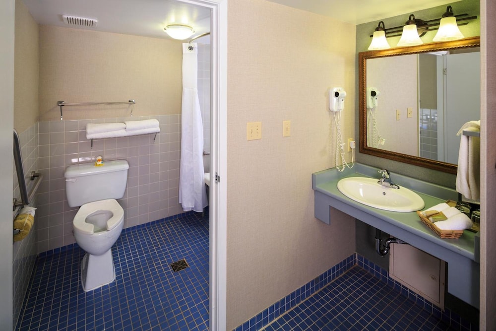 Accent Inns Burnaby 8/40