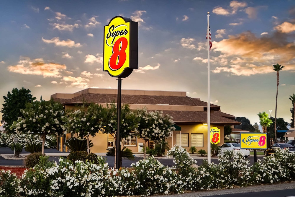 Super 8 By Wyndham Lindsay Olive Tree 41/61