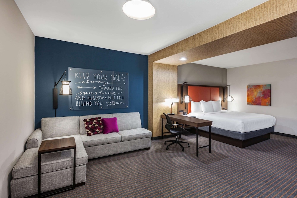 La Quinta Inn & Suites by Wyndham Houston East at Sheldon Rd 19/52