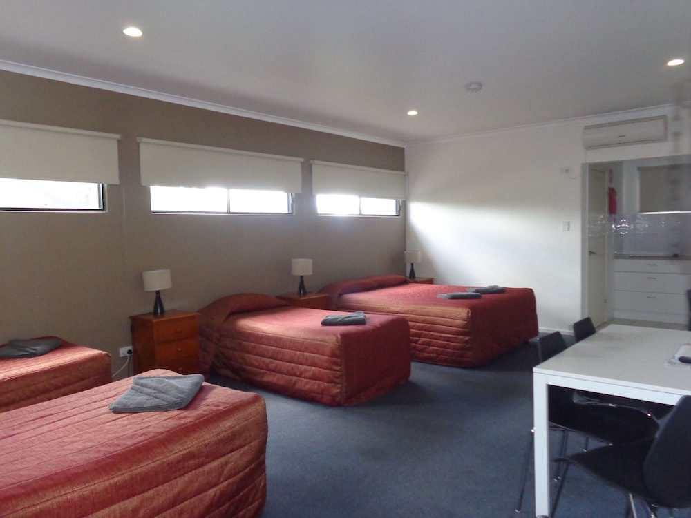 ARTESIAN SPA MOTEL 38/48